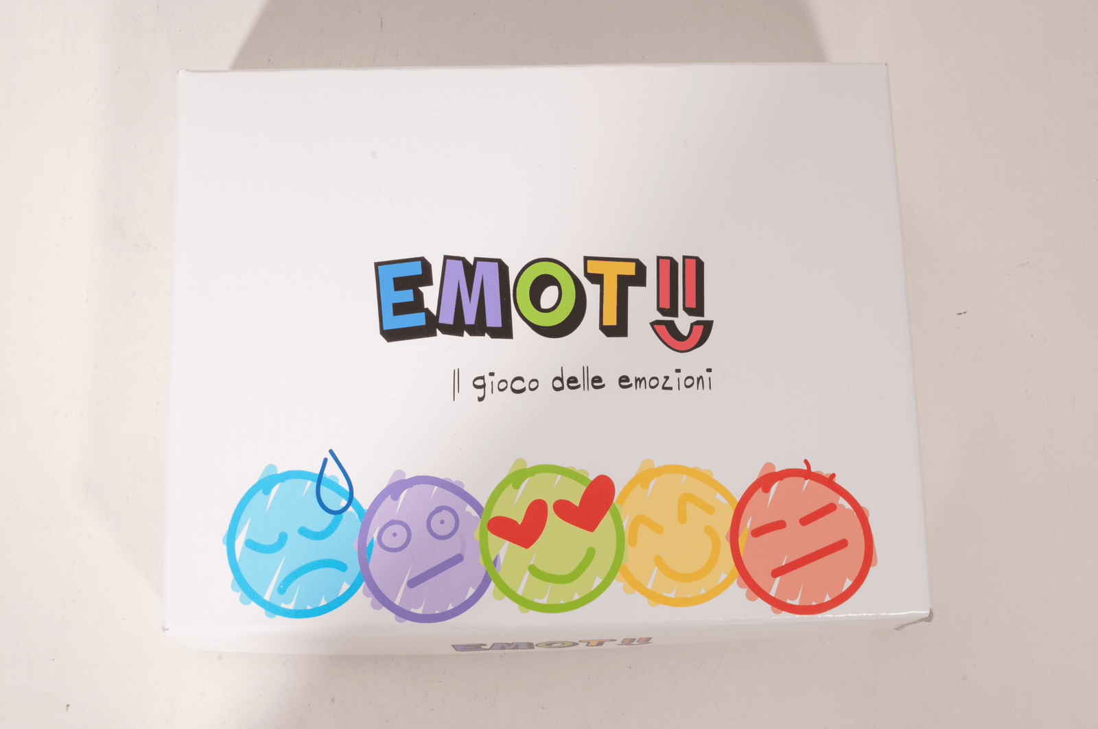 vista dall'alto della scatola chiusa del gioco da tavola